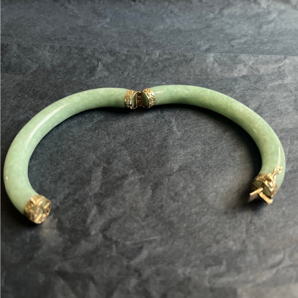 Beautiful 14k Gold & Jadeite / Jade Bangle
Bracelet made in China. - Picture 12 of 15